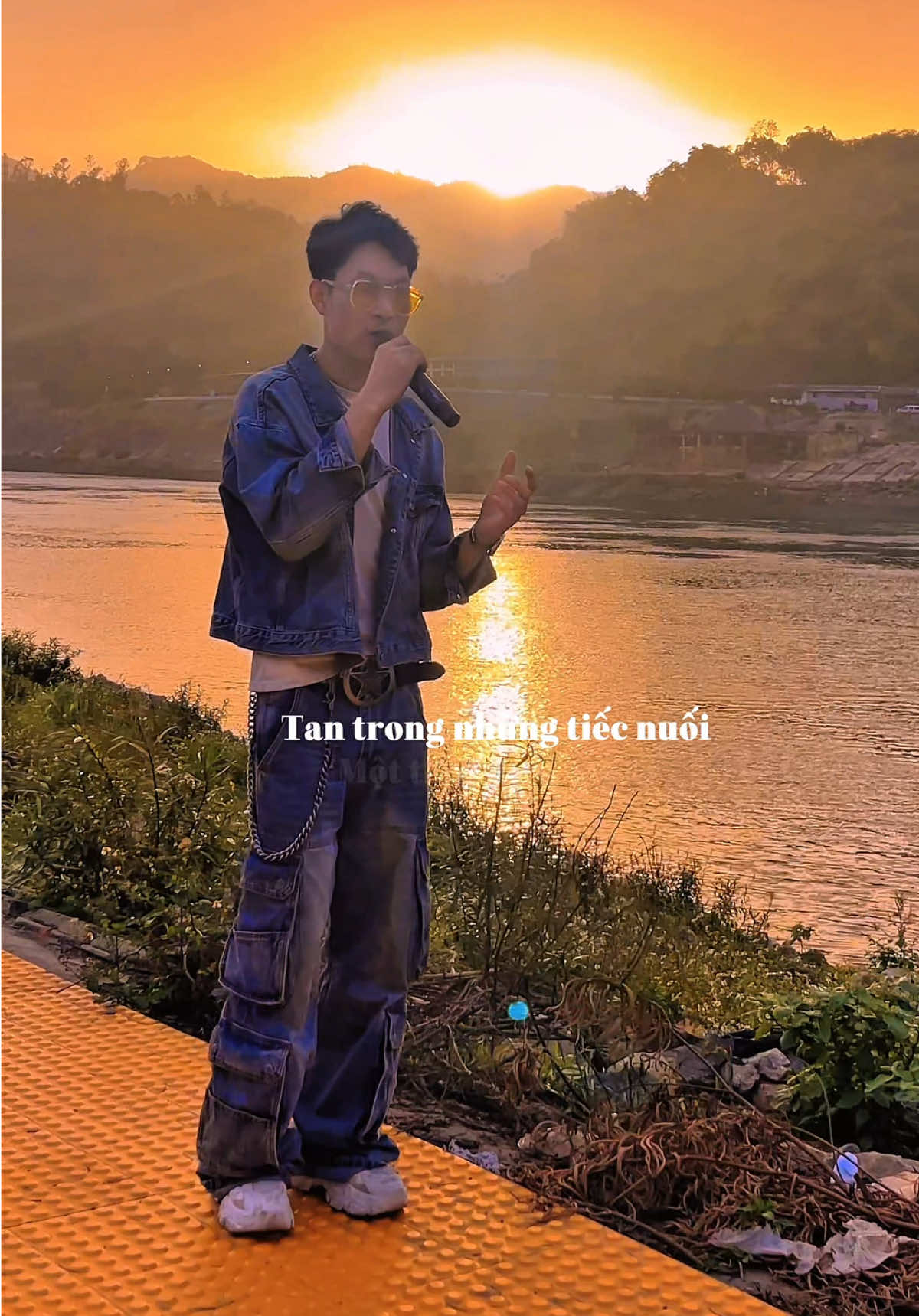 VN ta hơn 90 triệu người, bài hát Ký Ức Nhạt Màu - A Tổ mới chỉ có 20 triệu views, nên em sẽ vẫn đăng videos bài hát cho đến khi nào đủ 100 triệu view thì thôi, vẫn câu nói cũ 