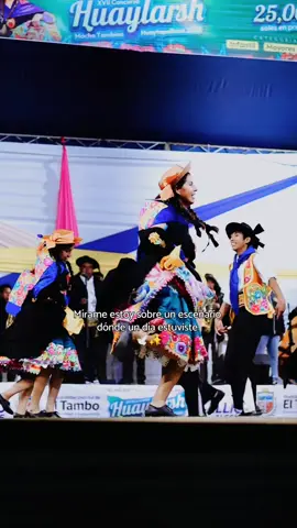 🥀Mucha nostalgia al pisar el escenario y llegan los recuerdos✨ #VMA💙🤍 #huaylash #carnavales2025 #huaytapallana 
