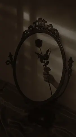 Mawar hitam tak tumbuh untuk disukai banyak mata. la hadir bukan untuk bersaing dengan warna-warni bunga lain, melainkan untuk menjadi dirinya sendiri-gelap, dalam, namun tetap mekar. Dalam kelamnya, ada cerita yang tak semua orang ingin dengar, tentang luka yang disiram diam, tentang rindu yang tak sempat pulang, dan tentang harapan yang tetap tumbuh meski sering dilupakan. Tapi justru di sanalah keindahannya ia tak memaksa dikenang, tapi sulit untuk benar-benar dilupakan. Mawar hitam mengajarkan, bahwa menjadi berbeda bukanlah kelemahan, dan berjalan sendirian tak selalu berarti kesepian. Kadang, justru dari gelap itulah cahaya menemukan maknanya🖤☻️#puisi #puitis #mawarhitam #fyp #penulisindonesia#foryou #aksaracinta19 #sastra 