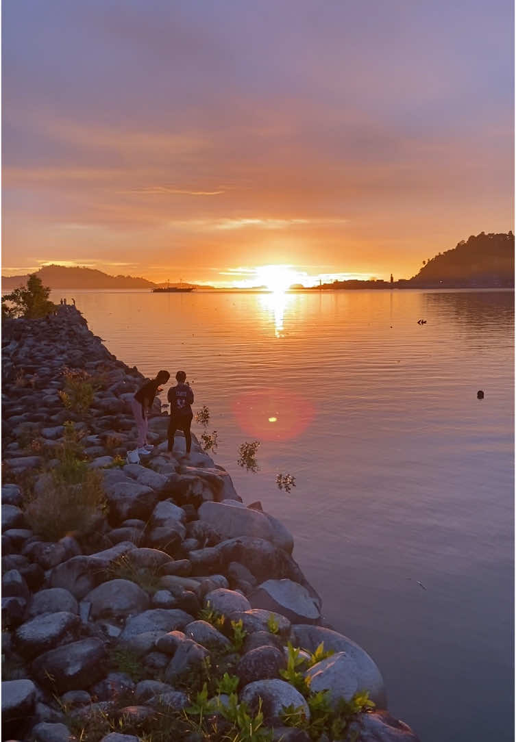 senja di Kota Tolitoli Selalu punya cara untuk kembali mengingatkan dirimu di sana eaaa..eaaa  #tolitolinews  #kabupatentolitoli  #sulawesitengah  #senjatolitoli  #sunsettolitoli #tolitolisulteng  #tolitoli  #tolitoli✓ 