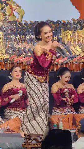 SINDEN Sekar gadung #vidioviraltiktok #vidiofyp #DALANG #dagelanjowo #SINDEN #vidio#DANDUT  #campursarijawa#laguviral  #campursarijawa #vidioviral #CAMPURSARI 