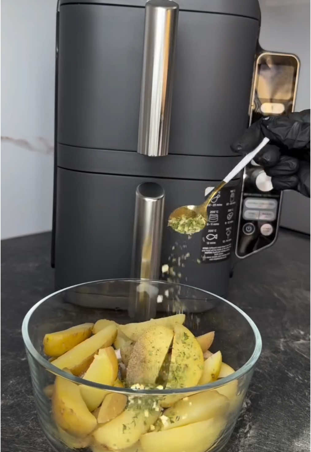 Аэрогриль нового поколения – Ninja SL400EU Черный, стильный и по-настоящему мощный! Хочешь, чтобы мясо было с аппетитной корочкой, сочным внутри и готовилось без лишнего масла? Ninja SL400EU справится на ура: — технология циклонического нагрева равномерно прожаривает мясо со всех сторон — до 75% меньше жира по сравнению с традиционной жаркой — от стейков до куриных крылышек – вкусно, быстро и полезно! Настоящий гриль-эффект у тебя дома Пробовала один раз — и забыла про сковороду. #ninjaSL400EU #ninjakitchen #аэрогриль #готовимдома #мясо #грилинг