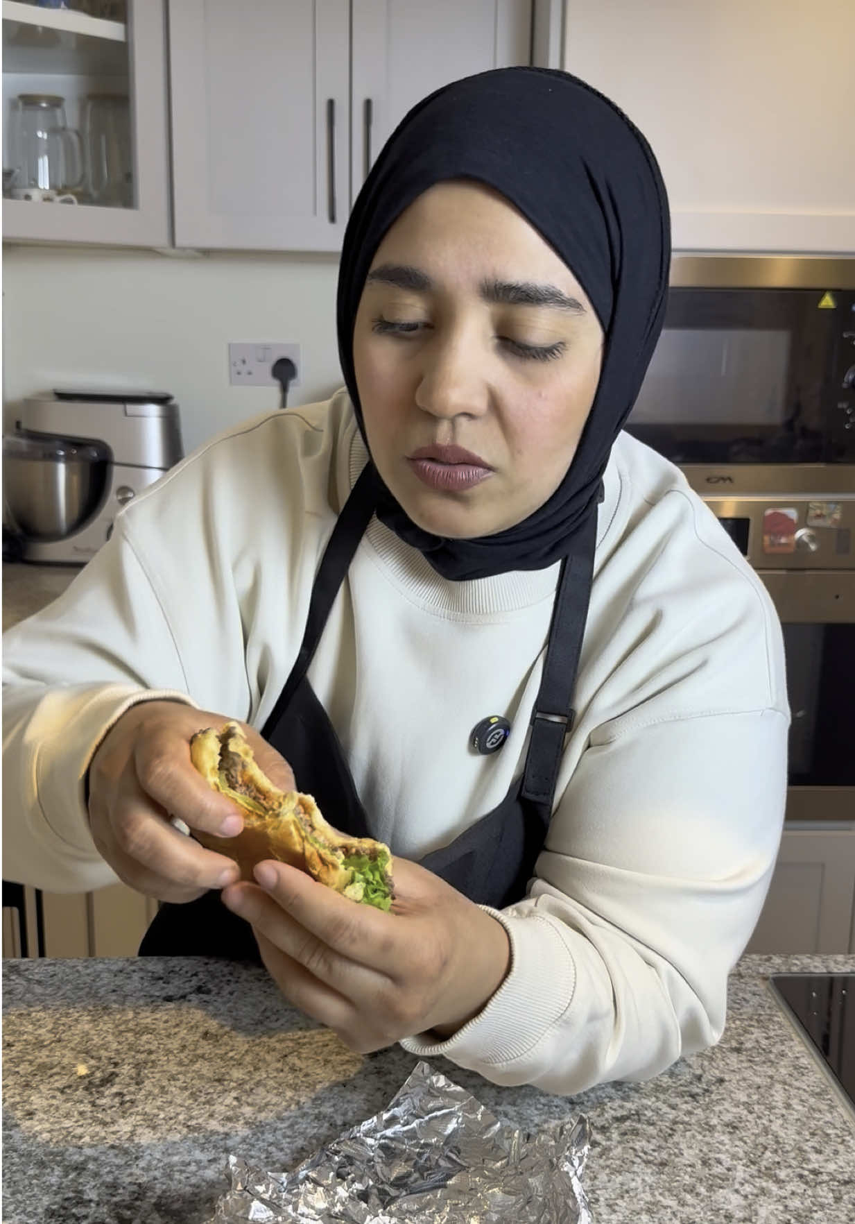 سماش برجر  لحم بقري ( الأنجوس ) جبن شيدر صفراء  خس  هلبينو او مخلل خيار  البهارات  ملح  فلفل اسود  معلومات مهمه  اللحم الأفضل على الإطلاق الأنجوس ولكن تقدرون تستخدمون اي نوع لحم  اللحم البقري افضل من اي لحم آخر ( خروف او تيس )  ٢٠/٨٠ معناته اللحم يكون بنسبه ٨٠٪؜ والشحم ( الفات ) يكون بنسبه ٢٠٪؜  ( طبعا تقولون للملحمة هم بيرتبولكم اياه ) للسماش بتحتاجون (مكبس البرجر ) متوفر في أمازون وتطبيقات كثيره  البرجر يتبهر ب رشه فقط من الملح والفلفل اسود من جهه واحده فقط  اهم شي في البرجر اللي هو اختيار الخبز أنا أنصحكم في خبز البطاطا من ه الشركتين عن تجربه خطير جدا  Bueno - Modern bakery  التاوه لازم تكون جدا ساخنه قبل لا تحطون اللحم وتطبخونه تقريبا دقيقه على كل جهه مب اكثر  #burger#smash burger #همبرجر #برجر لحم #برجر سهل سريع 