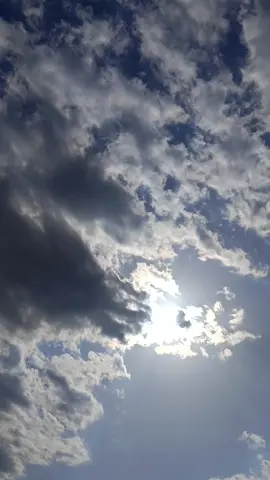 إزدَحام الغيوم في السماء مواساة للروح ♡︎. #مالي_خلق_احط_هاشتاقات  #الشعب_الصيني_ماله_حل😂😂  #غيوم #غيمه  #fouryou  #fyp  #انشودة  ##لايك #اكسبلور #explore #تصميمي #حزن #خواطر #ستوريات📌💗 #اقتباسات #الريحانيه 