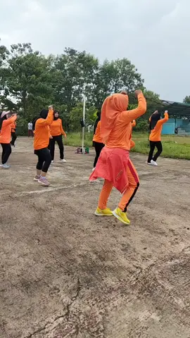 #aerobics #lapangan #emakemakgemoy #sehat #senampagi #senambersama #bahagia 