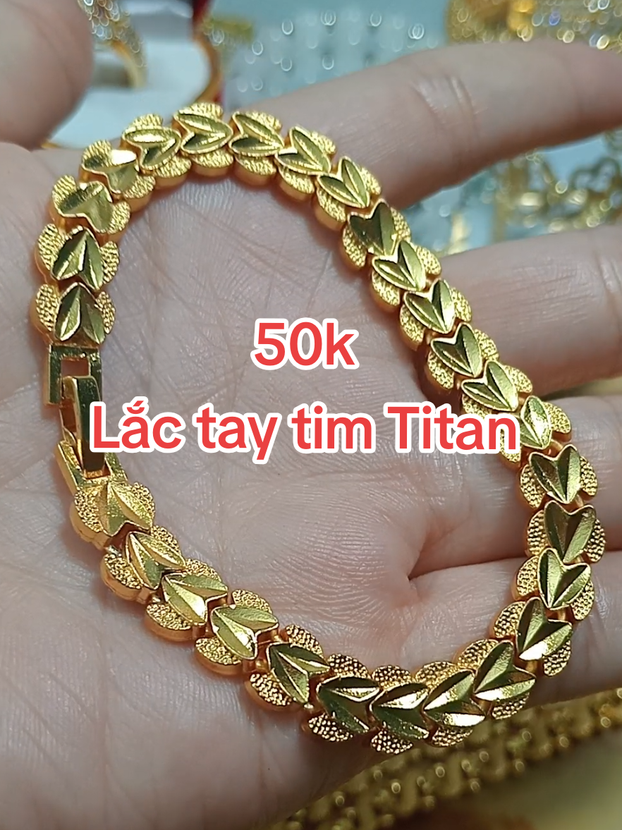 Trả lời @qun.lng2111 Lắc tay Titan đính rất nhiều trái tim đẹp xinh bền màu #ngoclinhxipho #vongtay #vongtayphongthuy #lactay #trangsuc #trangsuctitan @Ngọc Linh Xì Phố @Ngọc Linh Xì Phố @Ngọc Linh Xì Phố 