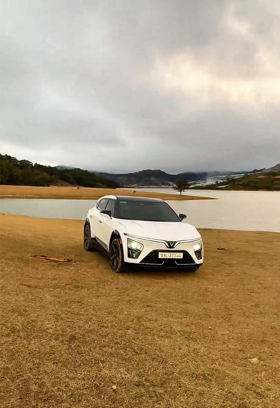 VF 7 Plus - 349 mã lực AWD quá khoẻ để leo đồi đi chill. 🏕️ #vinfast #vf7plus #vf7plustrankinh #vf7plustrang #campingoto #phuotxedien #phươtvf7 