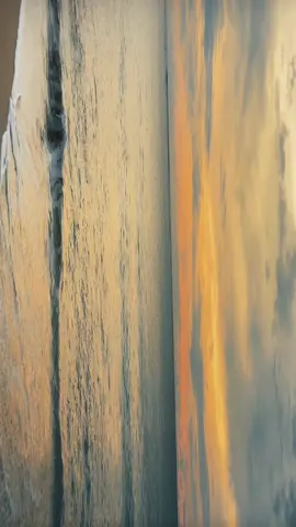 ini kan yang kalian pengen lihat sunset? jangan lupa nontonnya di miringin yaa🙌🏻,selamat datang dipantai santolo garut.