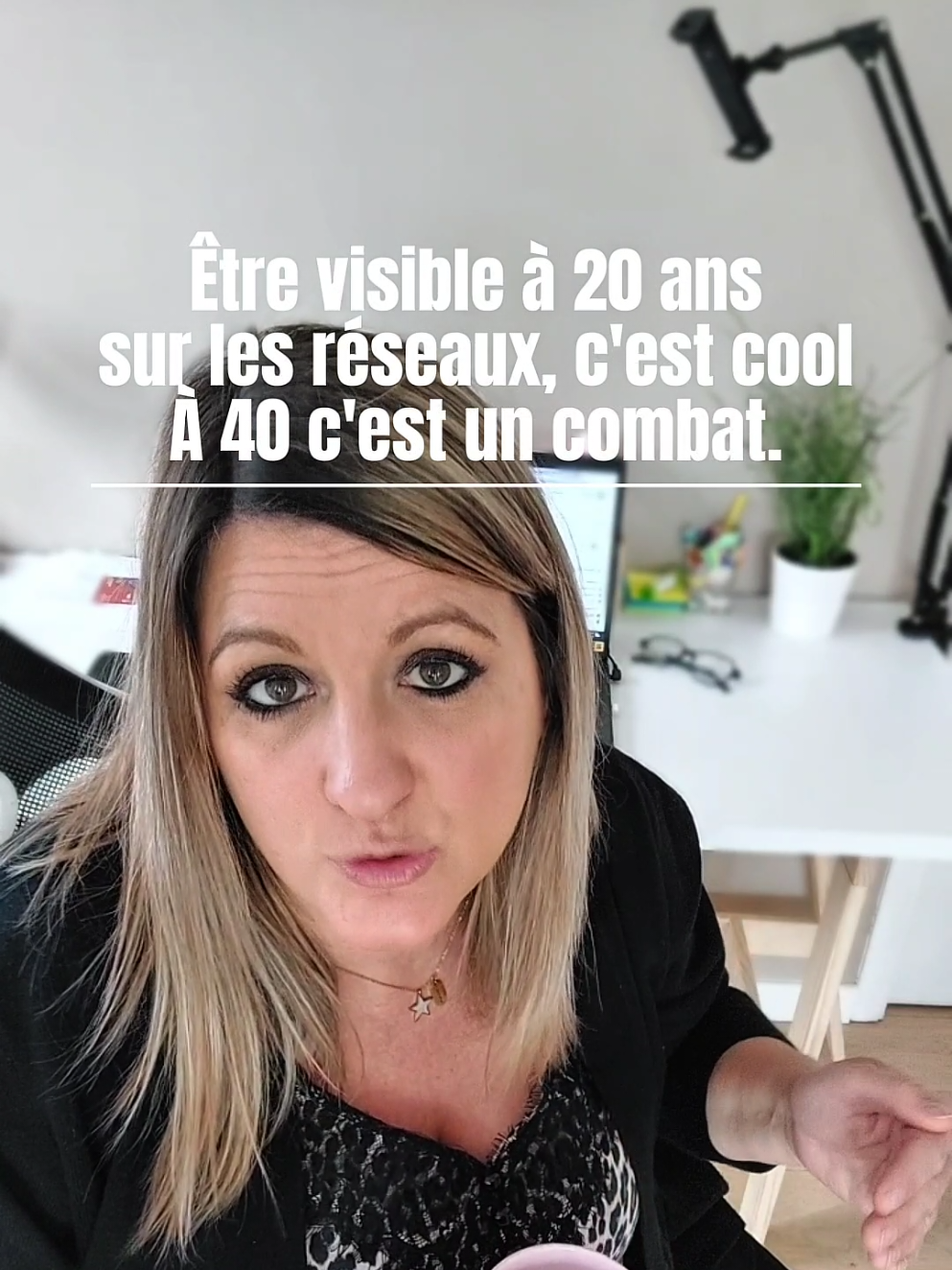 Être visible sur les réseaux à 20 ans c’est cool. À 40, c’est un effort. Et personne n’en parle. #visibilité #femmesentrepreneures #pourtoipage #réseauxsociaux #chargementale 