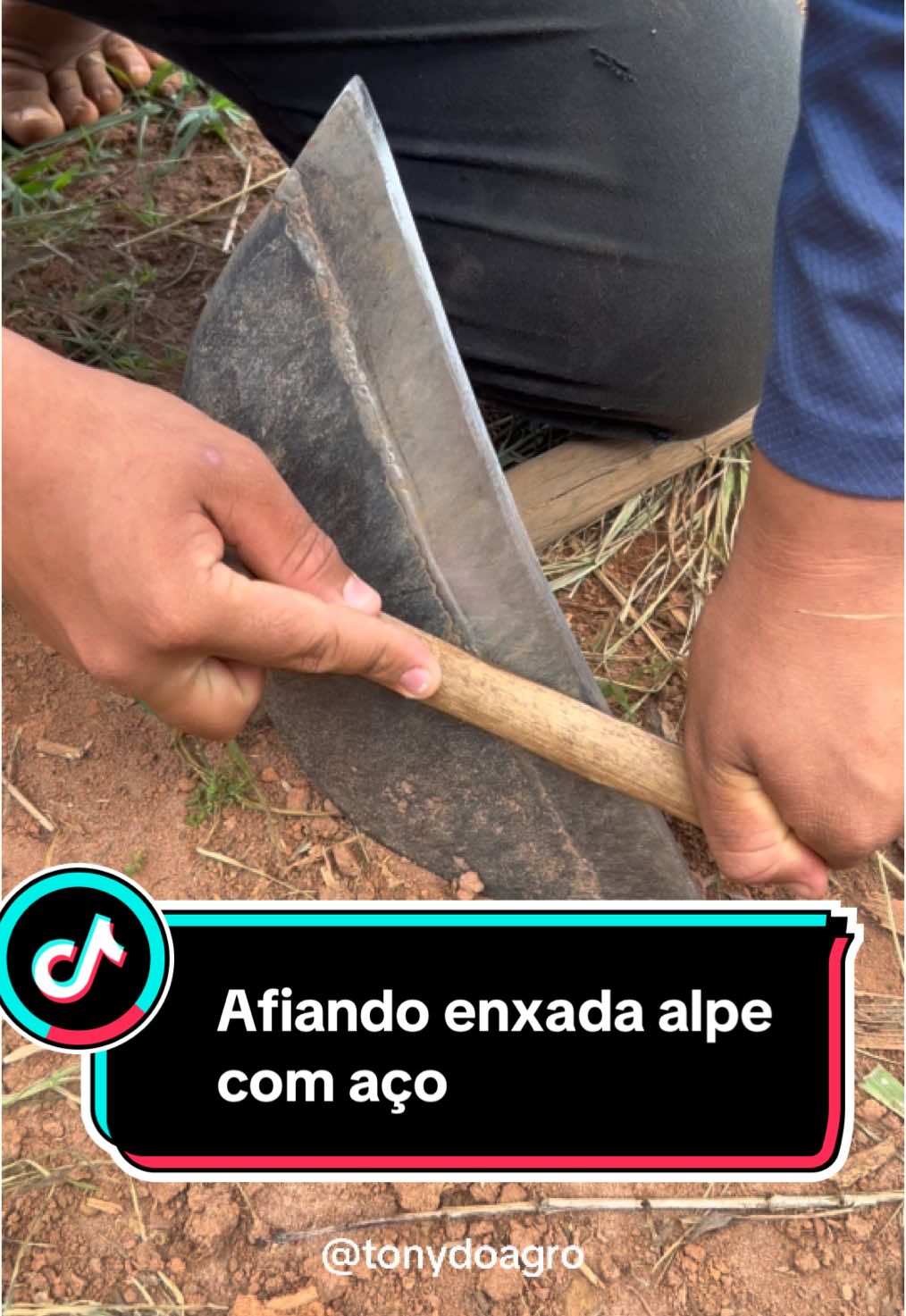 Afiando enxada alpe com aço #asmr #satisfatório #satisfyingvideos #videossatisfatorios 