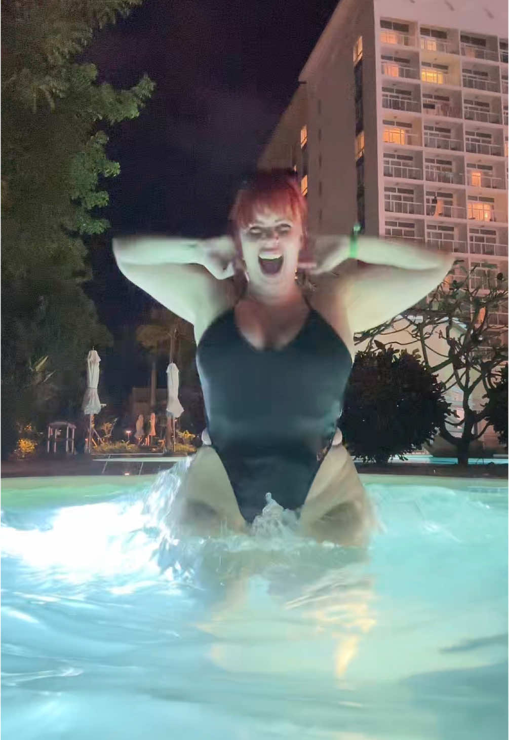 OKAYYYY 😃 loooool from the serious concentration face to giggling like a weirdo when I see the splashes ramping up. Making my own tidal waves in this hot tub in Bahamas! 🇧🇸 I just bought a hot tub for my house too actually, lots of hot tub content incomiinggggg #travel #traveller #bahamas #splash #island 