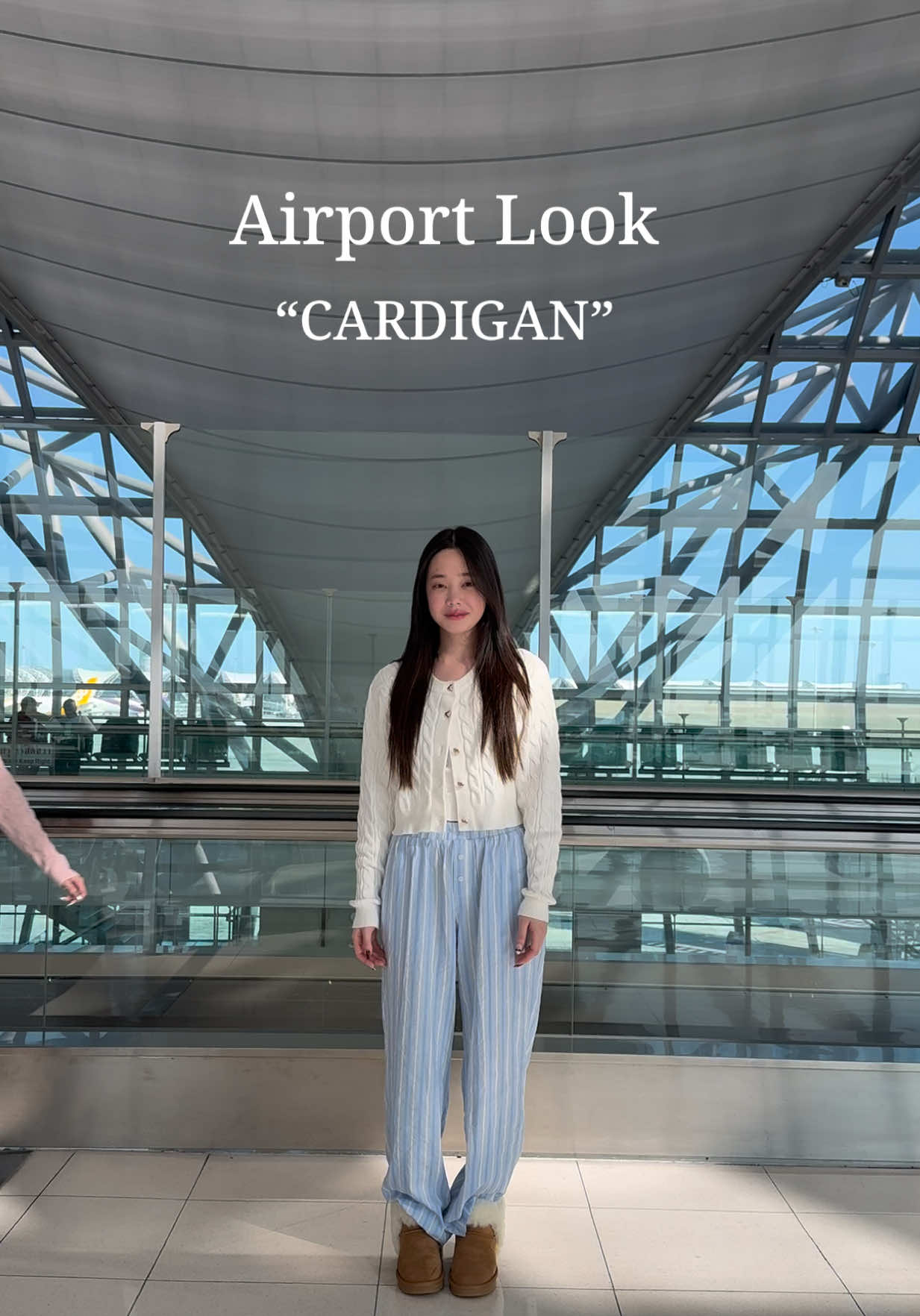 Airport outfit with Cardigan คาร์ดิแกนไหมพรมใส่ขึ้นเครื่อง✈️ เป็นชุดใส่ขึ้นเครื่องที่มีประโยชน์สุดๆ นุ่ม นิ่ม กันหนาวบนเครื่อง ตัวเดียวจบ!🩶🤍🩷 #คาร์ดิแกน #คาร์ #คาร์ดิแกนไหมพรม #cardigan #cardiganoutfit #airportlook #airportoutfit  