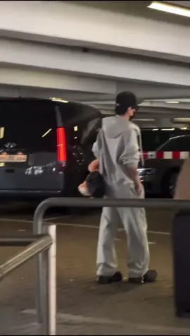 [16.4] tongtai đã hạ cánh tại Đức đc các chị đẹp Muzik đón r nhé❤️ Vừa qua đã có quà coi tay cầm em gấu cưng ch kìa🙄  Chúc Tongtai có chuyến xklđ lưu diễn thành công tốt đẹp nhoa<3 nhochong#QuangHungMasterD #MasterDEntertainment #Muzik #viraltiktok #xuhuong #typ 