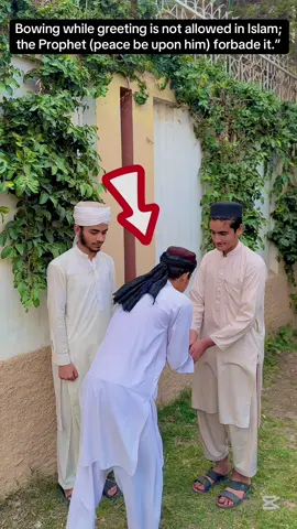 Bowing while greeting is not allowed in Islam; the Prophet (peace be upon him) forbade it.”اسلام میں سلام کے وقت جھکنا جائز نہیں، نبی ﷺ نے اس سے منع فرمایا ہے۔#foryouu #treanding #fyp #tiktoktrending #islamic_video #explorepage @qariabdulbasit24 @KASHIFKHAN444 @A.J 