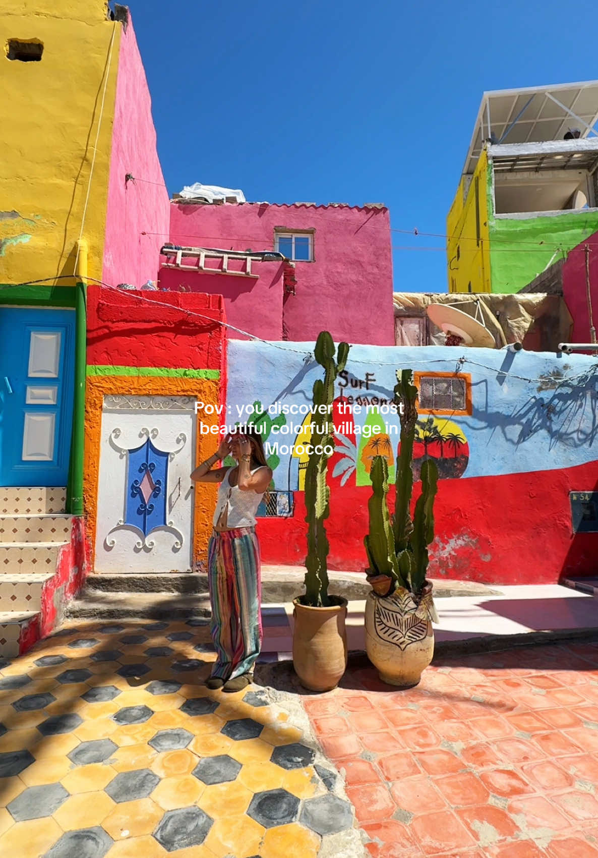 Un vrai petit bijou découvert par hasard sur la route en direction de Taghazout : le Color Village 💚🩷💛🩵🧡 Des maisons peintes de toutes les couleurs, des ruelles pleines de charme, une ambiance hyper paisible… On avait l’impression d’être tombés dans un décor de film. C’est simple : on en a pris plein les yeux ! 🤩 Si tu passes par là, prends le temps de t’arrêter. Un spot aussi inattendu que magique ! 🌵🇲🇦 #colorvillage #morocco #taghazout #travel #colorful 