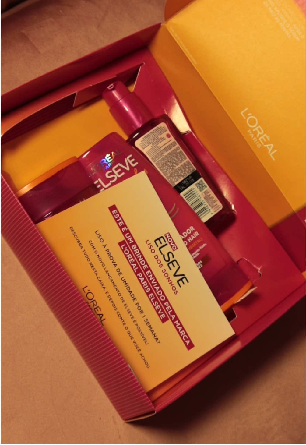 O mundo virou de cabeça pra baixo… Mas o meu cabelo? Continuou liso, brilhoso e sem frizz! 💛 Usei a linha Elseve Liso dos Sonhos de L’Oréal Paris, com fórmula ativada com calor, proteção térmica até 230°C, AHA e queratina vegetal. Resultado? 7 dias de liso dos sonhos, mesmo no meio do caos. ☄️🌪️🗼 ✨ Já testou? Me conta nos comentários! @L’Oréal Paris  #E#ElseveLisoDosSonhosL#LorealParisHairCareL#LorealParisPublicidade