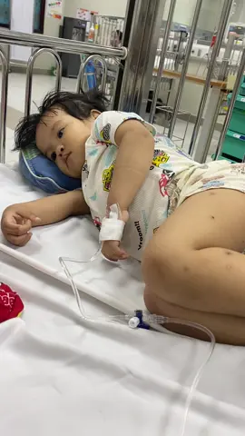 Nhìn con đau mẹ k cầm đc nước mắt.những mũi kim chọc vào tay vào chân con để lấy máu chuyền dịch chuyền máu mẹ nhìn xót lắm nhưng mẹ k thể làm gì đc.giá như mẹ có thể gánh bớt đi những nỗi đau của con thì hay biết mấy.nhìn con khóc mẹ như cé lòng đau từng đoạn ruột.mẹ nguyện đổi tuổi thọ của mẹ để lấy sức khoẻ cho con.mẹ thương con mẹ yêu con nhiều lắm em bé của mẹ❤️ #benhviennhitrunguong #concuame 