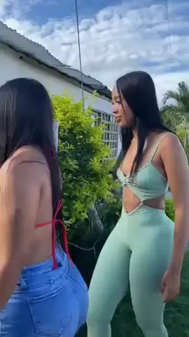 Meninas indo para o fundo da casa