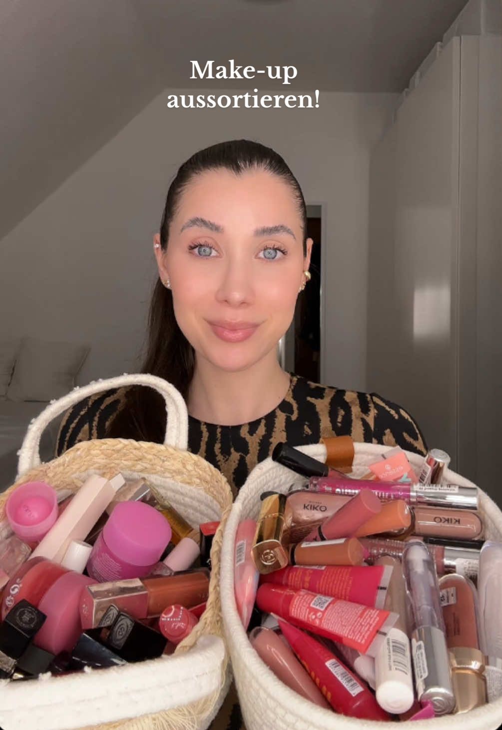 Was mache ich mit den aussortierten Produkten? 🥺🥲 #makeup #makeupaussortieren #goodbyemakeup #lipstick #lipglosses #aussortieren #makeup #decluttermakeup #decluttering #ausmisten #schminksammlung #makeupcollection 