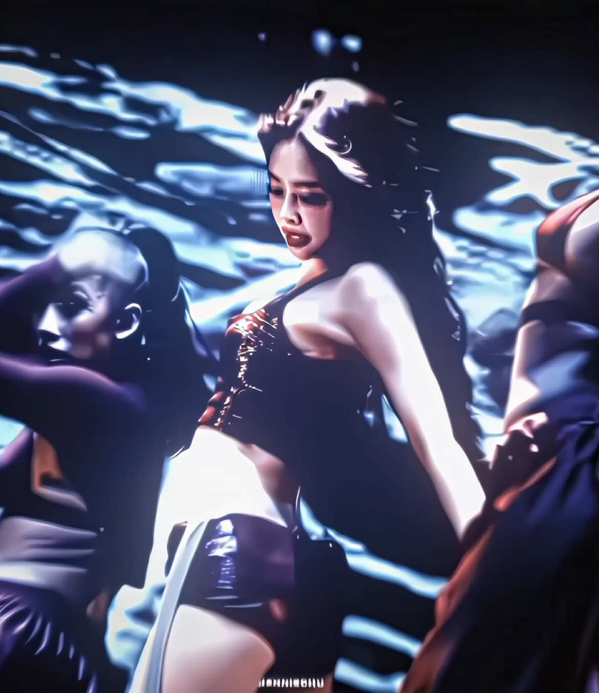 Só me manda foto de costa.. #bypinkks #jennie #jenniekim #jennierubyjane #jenchella #edit #fyp 