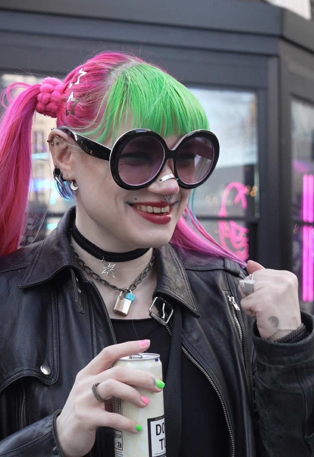🥤 DOSE c’est : •⁠  ⁠Une eau vitaminée (Vitamine C + Zinc) & aromatisée •⁠  ⁠⁠Une boisson réellement saine (pas de sucre/edulcorant/conservateur/colorant/microplastiques...) •⁠  ⁠⁠Un pu** de goût (Framboise + Fruit du Dragon & Yuzu + Menthe) 👉 On utilise l’humour (et un peu de provoc) pour rendre accro... à des habitudes qui aident les gens à devenir la meilleure version d’eux-mêmes. 💥 Notre première gamme, 