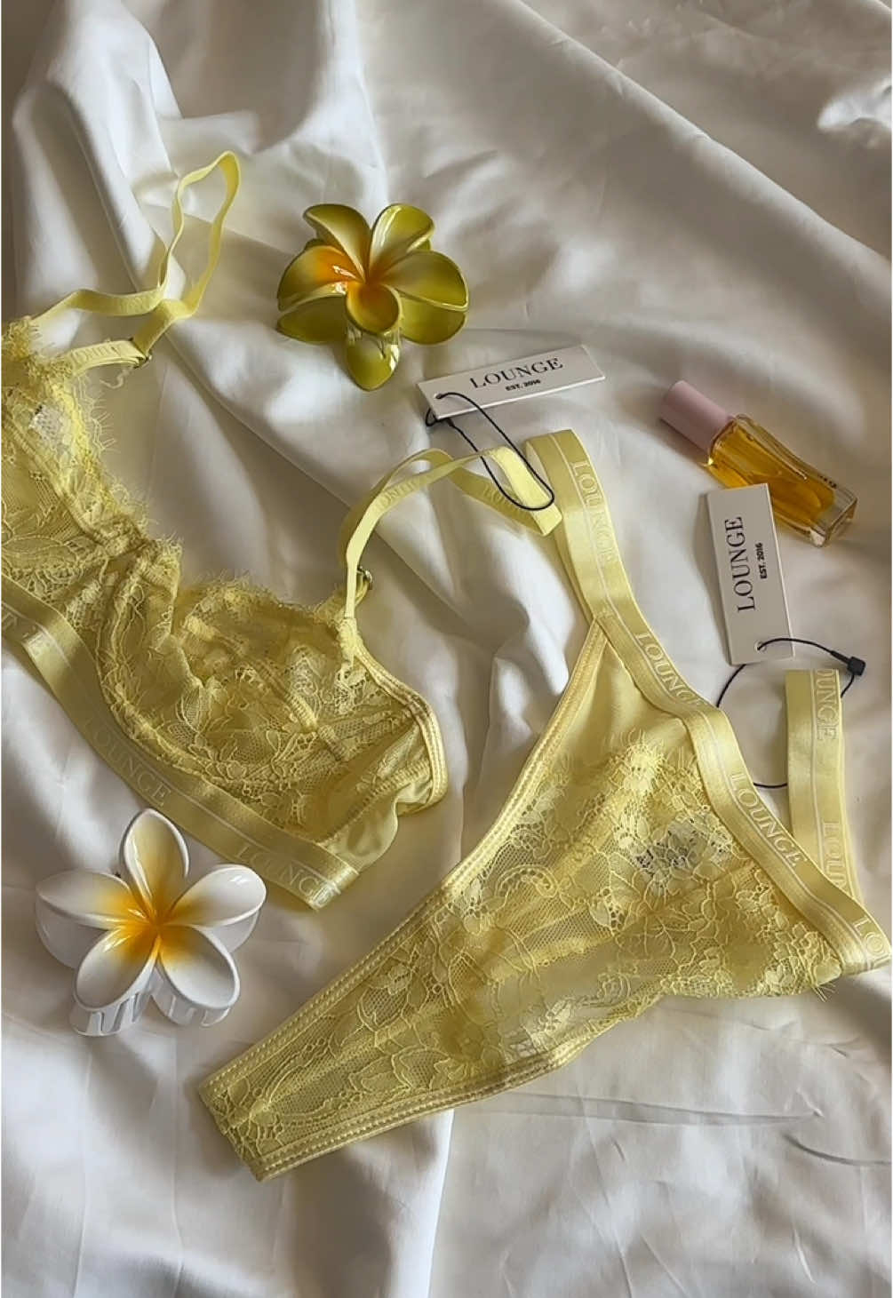 E12 | good morning, wearing and unboxing @Lounge 💛 #trending #fyp #tiktok #aesthetic #explore #newyork #morning #morningroutine #slowmornings #vlogs #minivlog #nyc #nyccreators #interior #interiordesign #homedecor #furniture #Home #art 