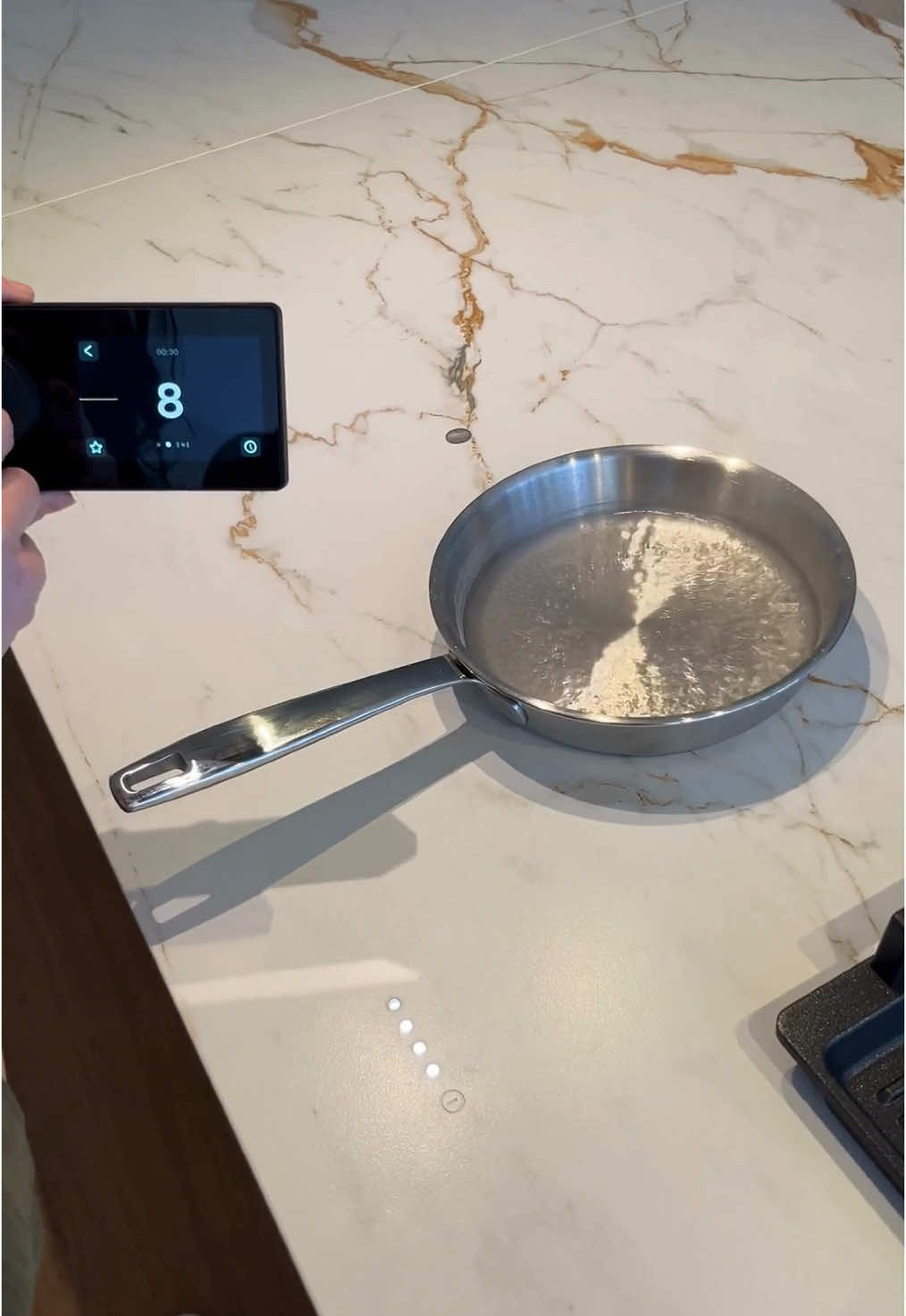 Curious to know how an invisible hob actually works? The secret lies in cleverly integrated induction technology. Heat is generated directly in the base of the pan, while the surrounding surface stays cool. No visible hob – yet a powerful cooking experience. After cooking, subtle LEDs show which zones are still warm and the controller even displays the exact temperature. Once the zones have cooled down, the Undercover switches off automatically, so your worktop can be used safely again. #novy #yourkitchenssecretingredient #invisiblehob #onzichtbare kookplaat #cookingonaworktop