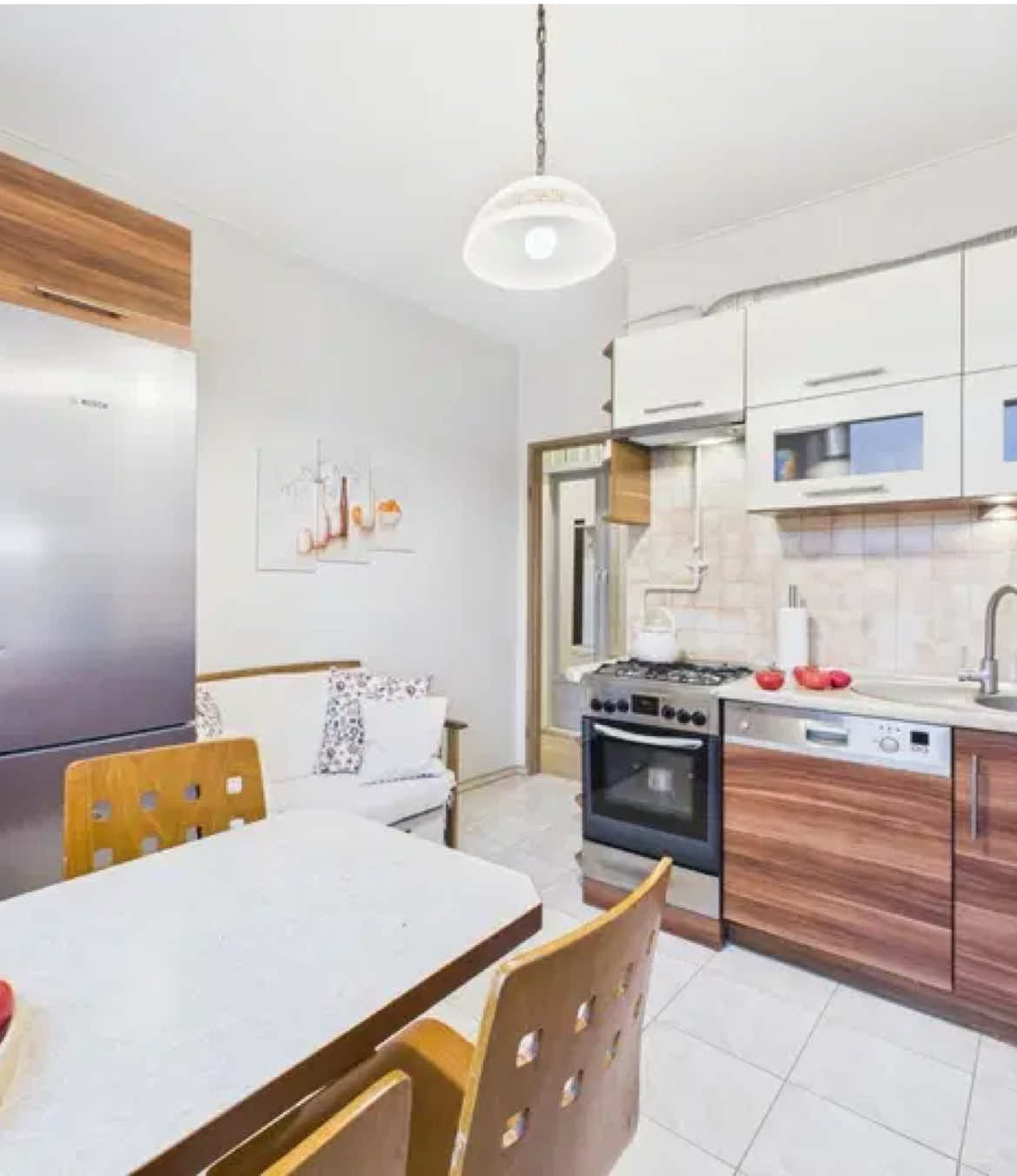 Na sprzedaż dwupokojowe, funkcjonalne mieszkanie w doskonałej lokalizacji w Oświęcimiu – gotowe do zamieszkania od zaraz. Znajduje się przy ul. J. Bema, w bloku po modernizacji, z oknami od zachodu i widokiem na ciche podwórze. W pobliżu wszystko, czego potrzebujesz: sklepy, szkoły, park, przedszkole. 🌿  😃 To idealne miejsce dla singla, pary lub inwestora szukającego nieruchomości pod wynajem. Zainteresowany? Zadzwoń lub napisz i umów się na prezentację – to mieszkanie czeka właśnie na Ciebie!   📲 +48 574 701 666   📩 j.liszka@freedom.pl   🌏 Biuro: Wadowice, ul. Spadzista 1 #sprzedaz #nieruchomości #malopolska #freedomwadowice #biuronieruchomości #agentandrychow #agentwadowice #realestate #oswiecim #apartment #mieszkanie #mieszkanienasprzedaz 