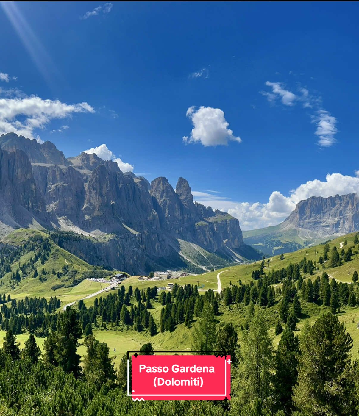 Volare tra le vette del Passo Gardena: sospesi tra cielo e Dolomiti, con panorami che ti tolgono il fiato. Un viaggio lento, ma con vista da capogiro 🏔️ 📍Passo Gardena, Dolomiti #dolomiti #Hiking #passogardena #montagna #altoadige #panorama #funivia #Summer #passeggiata #corvara 