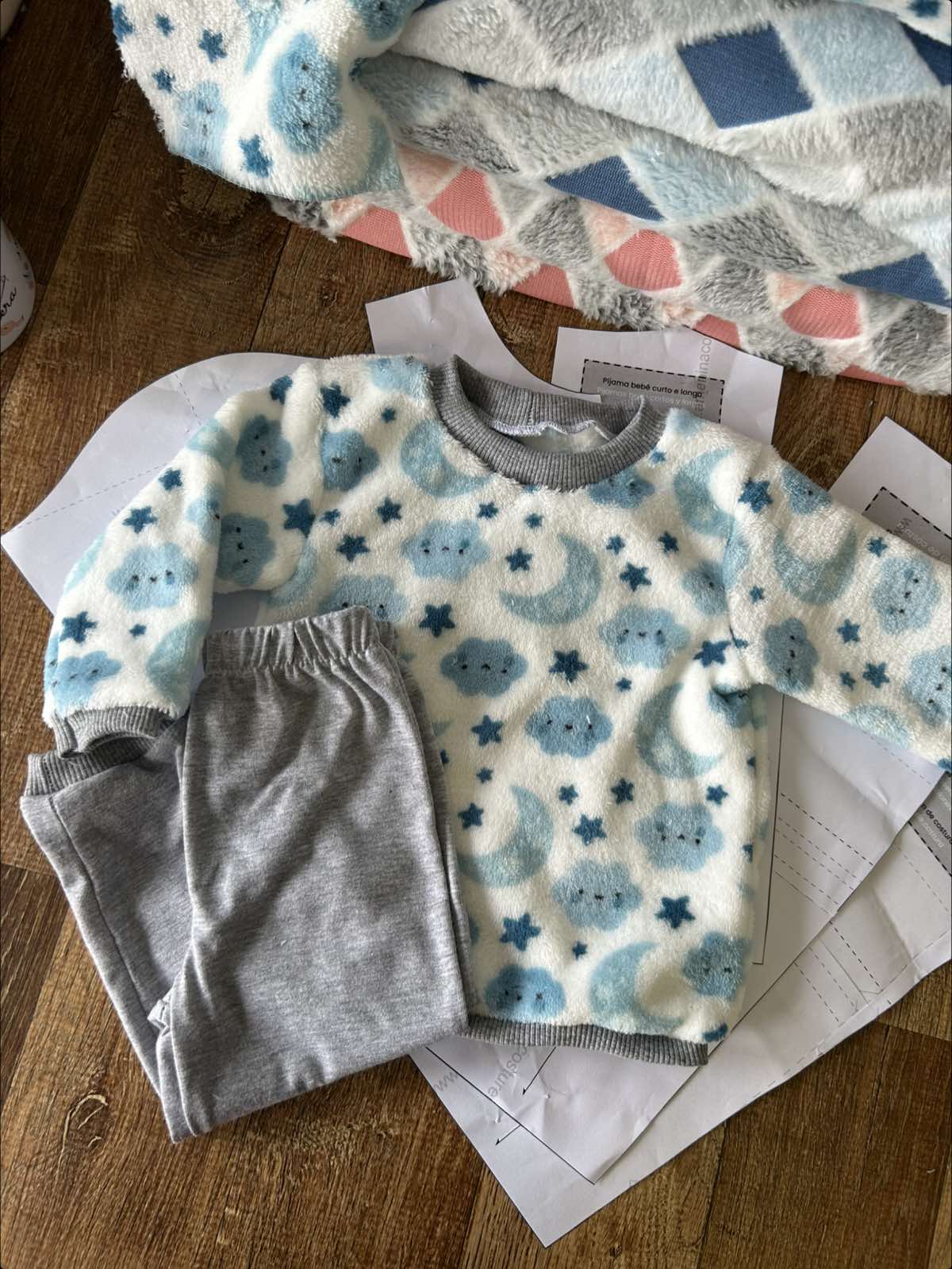 Atualizando os pijaminhas de inverno aqui de casa que estavam pequenos e o vídeo aqui pro feed também! Nesse vídeo costurei a calça do pijaminha infantil, mas a forma de fazer é igual do infantil ao adulto. Molde infantil disponível no site de 3 meses a 14 anos e também no adulto do PP ao G.  #costura #costurafacil #moldepdf #DIY #tutorialdecostura #modelagemderoupas #pattern 