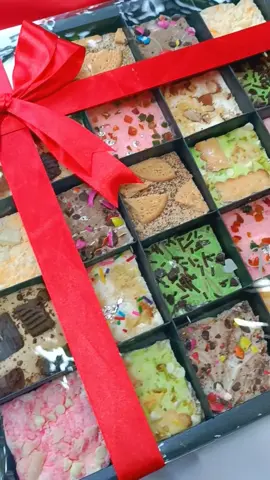 Introducing Sparkle Crunch's luxurious gift packs! Customize your gift with Our Gourmet Marshmallows and Crystal candies in all our delicious flavors. Perfect for any occasion, spoil your loved ones with a customized gift pack today.