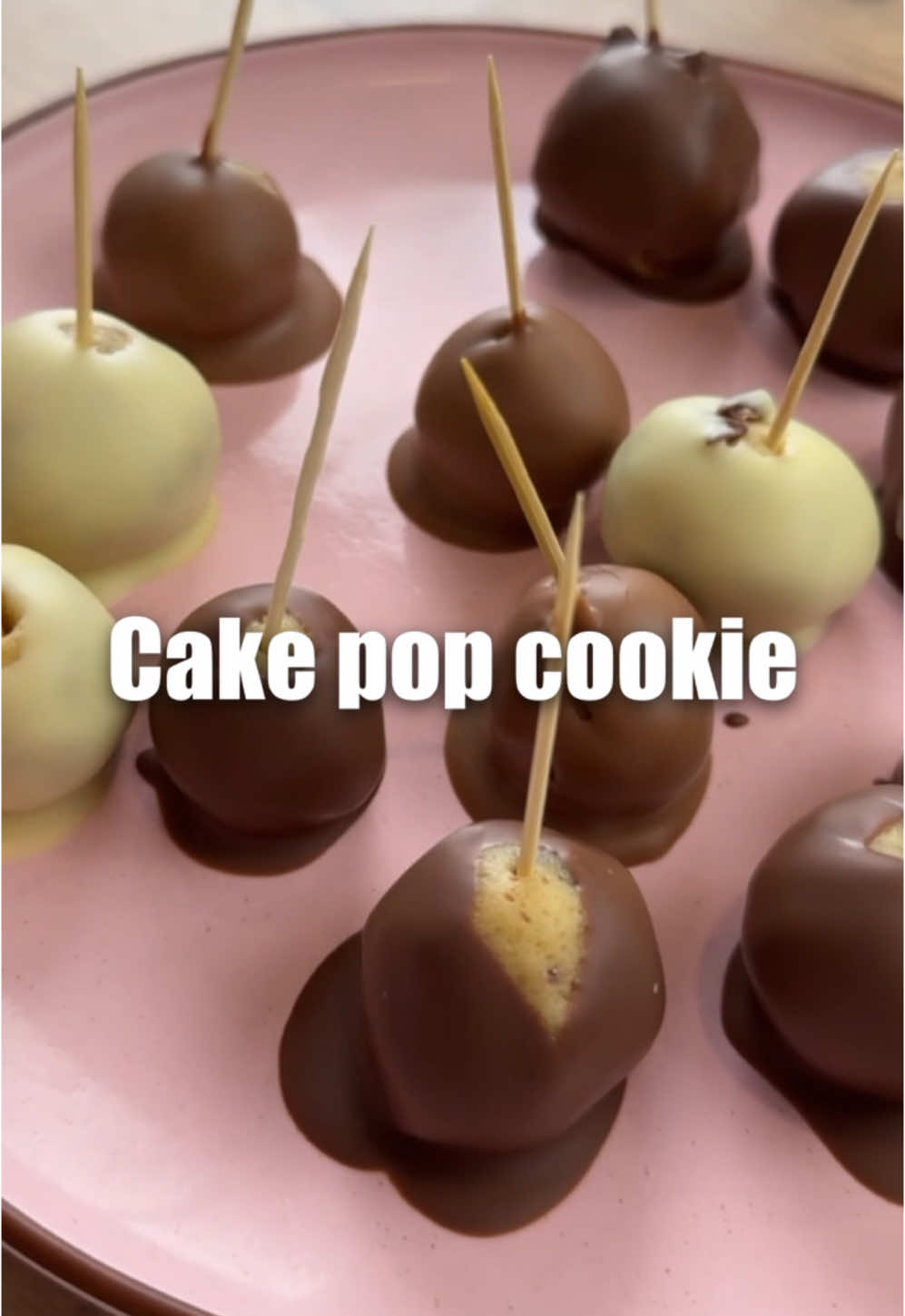 En vrai c’est une énorme dinguerie !! 🤤 Des cake pop de pâte à cookie crue ✨ Pour la pâte à cookie : 250 g de beurre ou de margarine 1 œuf 170 g de cassonade 170 g de vergeoise blonde 400 g de farine de blé type t55 425 g de pépites de chocolat 2 pincées de sel