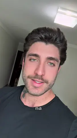 Se você tem cabelo cacheado ou ondulado, essa é a realidade: acordar com o cabelo amassado, sem forma e difícil de lidar.  Mas calma! Neste vídeo, eu vou te ensinar como fazer uma selagem que vai facilitar (e muito) a sua rotina.  Menos frizz, mais definição e praticidade no dia a dia! #cabelocacheado #selagem #visagismo #cabelomasculino 