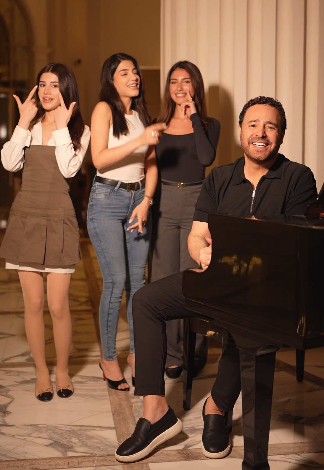 كبرنا على أغاني الفنان  @Assi El Hallani و اليوم عم نغني سوا 🥹  