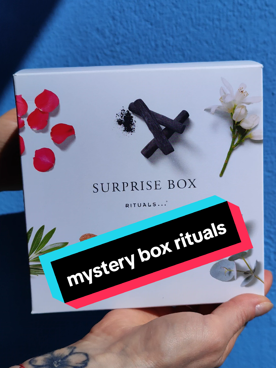 Mystery box od Rituals? Surprise box to kosmetyczna niespodzianka! Regularnie na stronie wychodzą nowe edycje, które różnią się zawartością. Nigdy nie wiadomo co traficie. W pudełku powinno znaleźć się 6 mini produktów z outletu Rituals. Ja dostałam takie rzeczy 😊. Myślicie, że to dobra okazja za 45zł? Jestem zadowolona 🥰. @Rituals #rituals #ritualscosmetics #surprisebox #mysterybox #ritualssurprisebox #niespodzianka #zakupy #okazja #kosmetyki #cosmetics #dc #dlaciebie #zestaw #pudełko #kremdorąk #handcream #ritualsbox 
