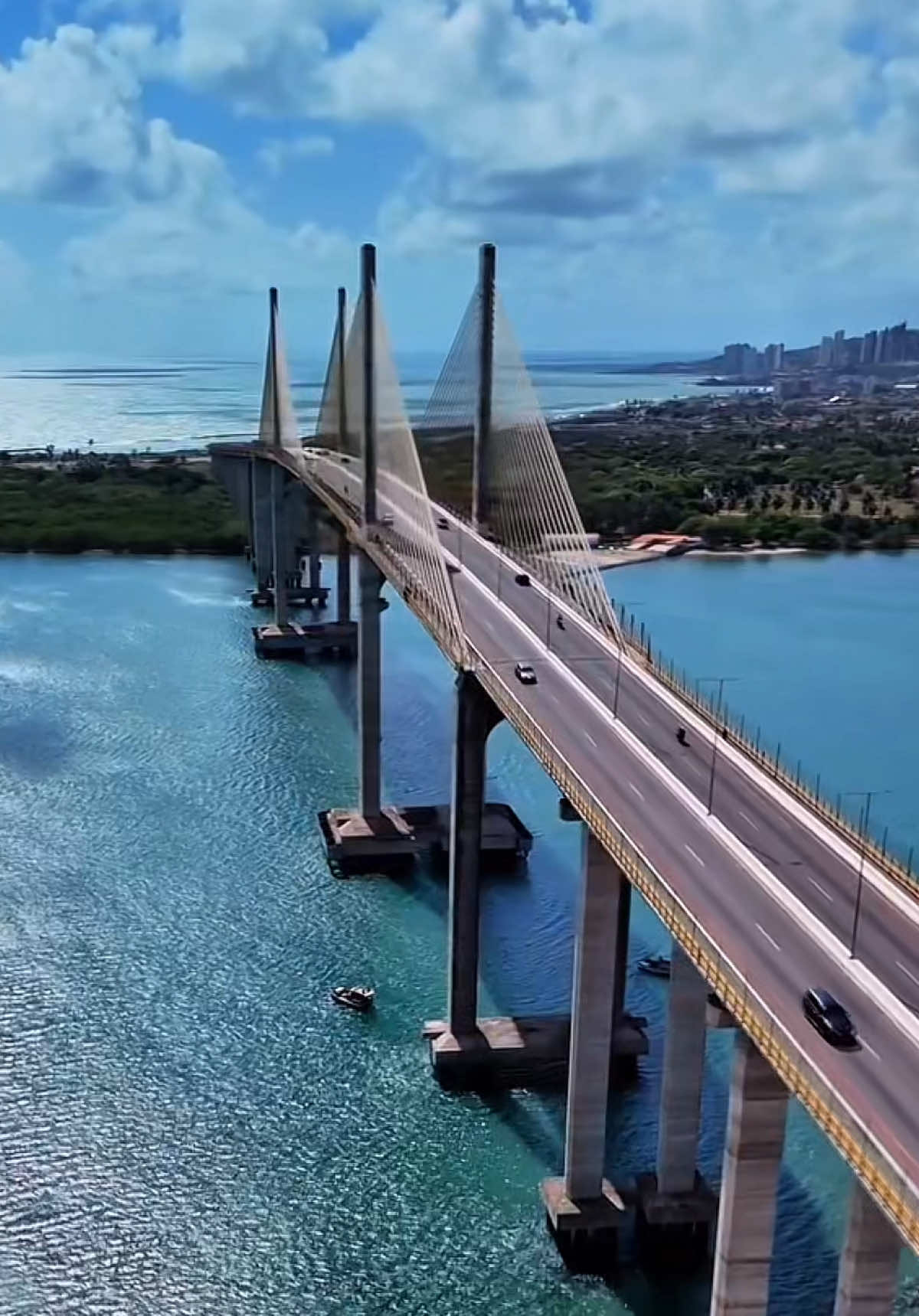Do alto, a beleza de Natal se revela ainda mais encantadora! A imponente Ponte Newton Navarro e o tradicional Mercado da Redinha formam esse cenário que é puro orgulho potiguar. Registro incrível do @dronecaicoense, que captou toda a essência desse pedacinho tão especial da nossa cidade! #DescubraNataloficial #Redinha #PonteNewtonNavarro #NatalRN #OrgulhoPotiguar #DroneCaicoense