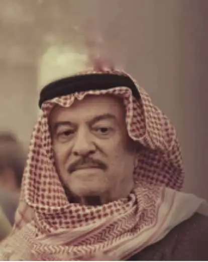 لم يكن مجرد مطرب، بل كان نغمة من تراب العراق، وصوتًا حمل وجع الجنوب وحنين الوطن كله. ياس خضر، ابن مدينة النجف، وُلد عام 1938، وبدأ حياته بعيدًا عن الأضواء، كجندي بسيط، لكنه كان يحمل في داخله صوتًا لا يشبه أحد. أول من اكتشفه كان الشاعر زهير الدجيلي والملحن طالب القره غولي، ليشكل الثلاثي معًا بداية عصر جديد في الأغنية العراقية، بأغنيته الخالدة: “الهدل”، تلك التي لم تكن مجرد أغنية، بل كانت إعلان ولادة نجم، وصوت سيدخل قلوب الناس من أول نغمة. كان ياس خضر يرفض الغناء التجاري، ويرى أن الأغنية العراقية يجب أن تبقى محافظة على أصالتها، حتى لو كلّفه ذلك الغياب عن الساحة. أثناء الحرب العراقية الإيرانية، بقي يغني للجنود وللأمل، وكان صوته وسيلة للمواساة في زمن الألم. في مقابلة نادرة، قال: “صوتي مو مالي، هو من التراب.. من  دجلة والفرات. في يوم حزين من عام 2023، غاب صوت الأرض، وتوفي ياس خضر عن عمر ناهز 85 عامًا. لكن رغم الغياب، بقي صوته، كأنينه، يسكن الشوارع والبيوت، ويحكي قصة العراق، شعبًا وأرضًا وهوى. ⸻ ياس خضر ما مات، لأن الصوت لا يموت. ياس خضر صار أغنية… والعراق كله يرددها #ياس_خضر #اغاني_عراقيه #Sing_Oldies #اغاني #عراق #