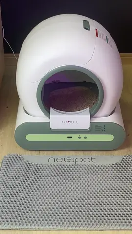 🧼 Cansado de limpar a caixa de areia todo dia? A caixa automática da New Pet resolve isso pra você! 🐱✨ Ela separa os resíduos sozinha, mantém o ambiente limpo e sem cheiro, e você só precisa esvaziar o compartimento quando estiver cheio. Simples assim! 🚀 Menos trabalho, mais tempo com seu gatinho 💙 #CaixaDeAreiaAutomática #NewPet #LimpezaFácil #GatoLimpo #PetTech #VidaPrática