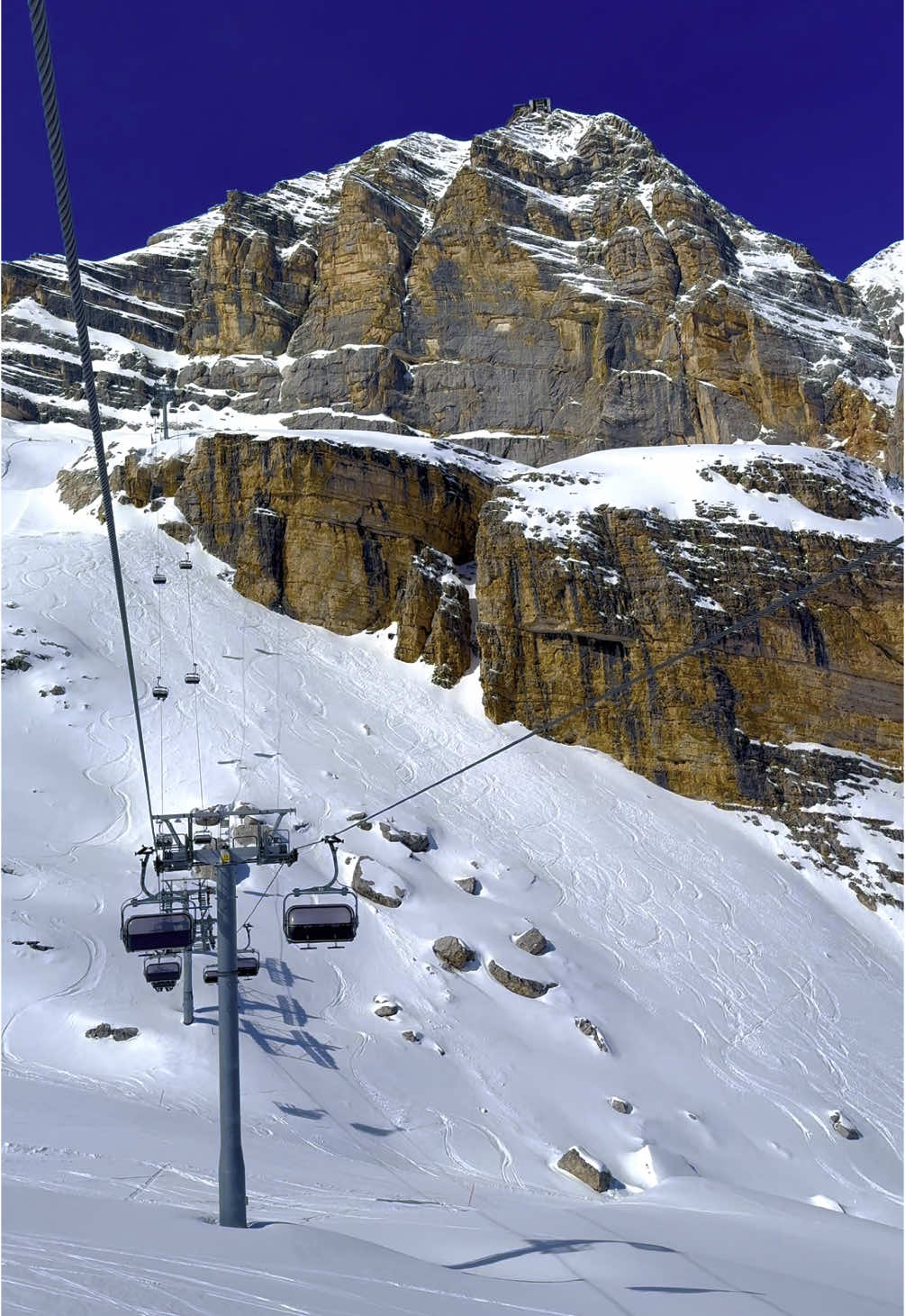 Incredibly fortunate to have managed to squeeze nearly four weeks skiing out of this season but my soul is nonetheless yearning for more.. #skiing #skitok #skiingtiktok #dolomitisuperski #dolomites #italia #scenery #mountain 