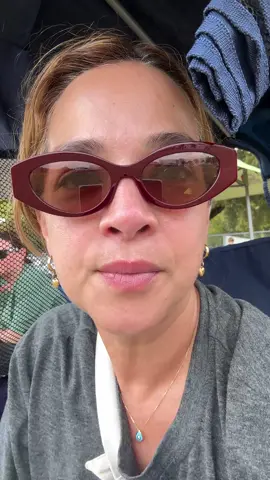 ¿Se acuerdan del video donde Alaïa y yo comíamos en la cama? 😂🍽️ Pues esta es la continuación: todo lo que comimos en un día (¡y sí, hay de todo un poquito! 🤭) Al final del video les dejé una preguntita… ¿Lo hacemos o no lo hacemos? Cuéntenme