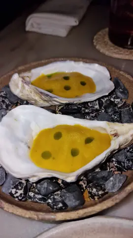 ⬇️⬇️⬇️MÁS INFO⬇️⬇️⬇️ . . . 🛎️🛎️🛎️ LLAMA INN, CENTRO, MADRID 🛎️🛎️🛎️ Yeehhh, Influencers!! Qué marcha?! Hoy toca Llama Inn @llamainnmadrid. Quizá sería al restaurante que más ganas tenía. Cocina #peruana a base de #ceviche y ciertos #snacks. El pienso del día:  ➡️(2) Ostra, escabeche de ajíes; 8€ ➡️(3) Panceta, barbacoa, estragón, chicharrón; 9€ ➡️(4) Mochi de tamalito verde, sansho pepper; 6€ ➡️(5) Ceviche de vieira, yuzu kosho, pitahaya, nori; 23€ ➡️(6) Col, chancaca, saikyo miso, quinoa furikake; 8€. ➡️(7) Atún, curry frío de ají amarillo, mango, hojas; 23€ ➡️(8) Corvina, sudado espeso, tamalito ➡️(9) Chicha morada, helado cítrico, y kataifi; 10€ ● Conclusión: Fui acompañado de mi colega @mr.picofino, y salimos por 75€ cabeza. Un ticket algo elevado. Los platos y elaboraciones me gustaron mucho y no le puedo poner ninguna pega. Me sentí algo abrumado por cómo llegaron los platos acumulándose en la mesa ya que hay dos turnos. ● Contigo mismo: Nooop, porque te quedarían sin probar varios platos principales y el menú degustación es para dos personas. ● Relación C/P: llegando a la media.  ● Repetir? No encuentro un motivo para el no.  Be an influencer, be like The Influencer Mal. Si os gusta, dadle a like. Y si tienes sugerencias de más sitios como esté en cualquier parte, hacédnoslo saber. También aceptamos comentarios varios! Gracias, shavalehh!