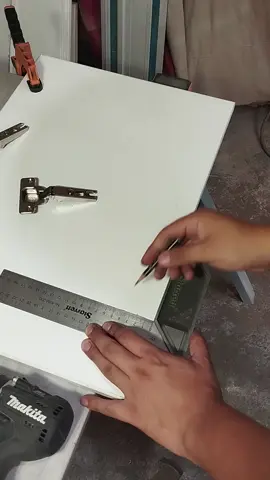 Proceso de perforación de puerta de melamina con broca forstner de 35mm #tips #tutorial #muebles #melamina #melaminaperu #mueblesdemelamina #herramientas