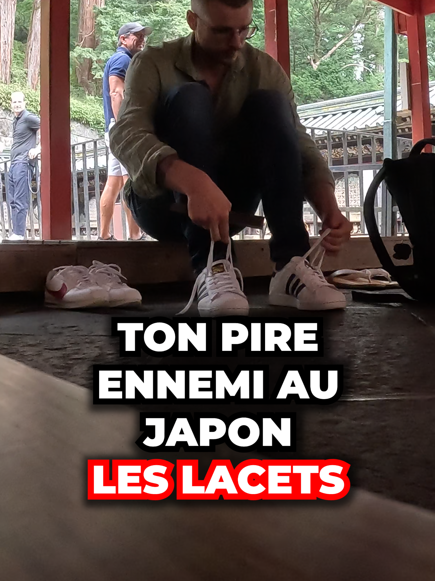 🧦 POURQUOI ENLEVER SES CHAUSSURES AU JAPON ? 👣 Si tu voyages au Japon 🇯🇵, prépare-toi à te déchausser souvent ! C’est une question de respect, de propreté, et… de culture 🧘‍♂️✨ 📍 Où faut-il enlever ses chaussures ? ✅ Chez l’habitant ✅ Dans certains restaurants traditionnels (surtout avec tatamis) ✅ Dans les temples et sanctuaires ✅ Dans les écoles ✅ Dans certains ryokan (auberges traditionnelles) ✅ Parfois même dans des bureaux ou des cliniques 👉 Dès que tu vois un genkan (petit hall d’entrée), c’est le signal ! En général, des pantoufles ou chaussons sont à disposition. 🧼 CONSEILS POUR NE PAS ÊTRE MAL À L’AISE : 👟 Prends des chaussures faciles à enlever (slip-on, lacets relâchés, etc.) 🧦 Porte des chaussettes propres et sans trous (vraiment, on y fait attention 😅) 🥿 Si tu visites beaucoup, évite les bottes compliquées à retirer 🎒 Garde une paire de chaussettes de rechange dans ton sac si besoin 👀 Astuce de local : il existe même des chaussettes “stylées” exprès pour ça – autant joindre l’utile à l’agréable ! ✈️ Respecter ces petits détails, c’est déjà un grand pas vers l’immersion 🙏 🇯🇵 Et toi, t’as déjà vécu cette expérience au Japon ? 🎥 tu peux retrouver mon vlog sur ma chaîne YouTube https://www.youtube.com/@Fox-trotteur 🦊