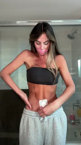 THREE REALISTIC THINGS TO START TODAY TO IMPROVE BODY RECOMP BELOW!  For custom plans & 1:1 coaching: www.macrohabits.com (🔗 in my bio)  I can almost guarantee you will see significant body recomp changes by implementing these three things & staying CONSISTENT with them 🫶🏼 1. Every time you snack or eat at home, make it a non-negotiable to get 20g of protein in with whatever you’re making. Staying disciplined when you’re at home is an easy way to see more results. Save the fun foods for when you’re with family, friends, social events, etc. There’s a difference between discipline and restriction. Making the 20g of protein for snacks and meals at home a top priority is going to help you prioritize protein, curb cravings, keep you satiated, boost your metabolism, & increase your lean muscle. greek yogurt, cottage cheese, meat sticks, hard boiled eggs, protein shakes, & deli turkey are some of my go to snacks I gravitate to help me hit my protein goal and stay within my daily macro split 👏🏼 2. Move your body in some way for 30 min a day. Whether it’s weight lifting, a workout class, at home workout, 30 min body weight YouTube workout, outdoor walk, etc. Don’t wait until you can cultivate the “perfect”workout split!!! Start today with 30 min of movement a day. Not only is it healthy for your mind and body, but it will start to become more habitual and when you get your movement in, you’re then more likely to make better choices in the kitchen. Working out and eating healthy go hand in hand, which results in body recompostion changes.  3. SWEAT MORE. Depending on your weight, metabolism, & the sauna temp, you can burn 150-350 calories in a 30 min sauna session!! If you have access to a sauna, make that a priority 3 times a week (I like to do 20-30 min sauna sessions) If you don’t have access to a sauna, take a hot epsom salt bath for 20 min. (I also like adding some magnesium flakes in) Sweating is excreting toxins, boosting your metabolism, getting rid of water retention, & increasing your TDEE 🤌🏼 #weightlosstips #fatloss #bodyrecomposition #leanmuscles #muscle #toned #inflammation #bodyrecomp #abs #workoutsplit #workout #protein #body #fypシ 