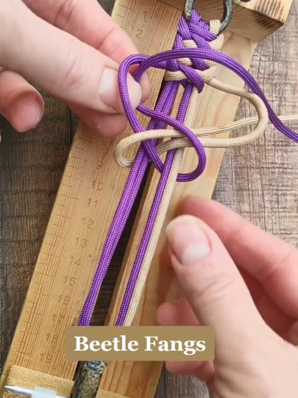New tutorial online: Beetle Fangs Bracelet! A stylish and bold weave – perfect for wide paracord bracelets. Simple, sturdy, and a real eye-catcher! Check it out and start weaving! #diyproject #bracelet #tutorials #handicraft #paracord #tutorial 