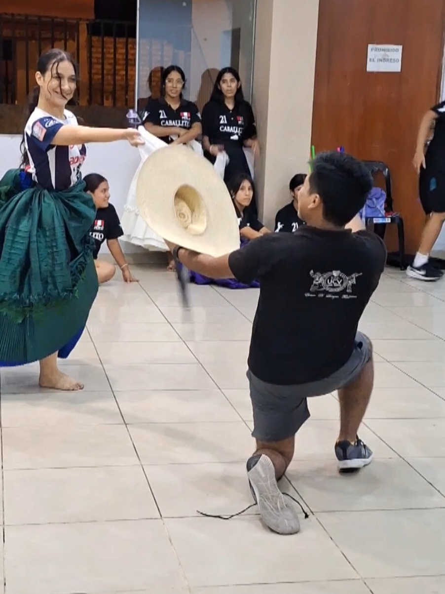 Un dia normal en @Caballito de Fina Estampa Of ❤️🖤 Bailando 
