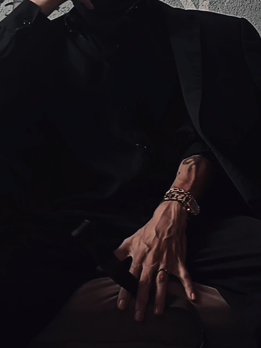 𝒀𝒐𝒖𝒓 𝑴𝒂𝒋𝒆𝒔𝒕𝒚 👸 . #veiny #veins #darkmasculine #darkromance #darkromancebooks #fyp #BookTok #veinsyhard #fanfic #fanficedit #foryoupage #darkluxuryaesthetic #oldmoney #darkaesthetic #daddyvibes #couple #gentleman 