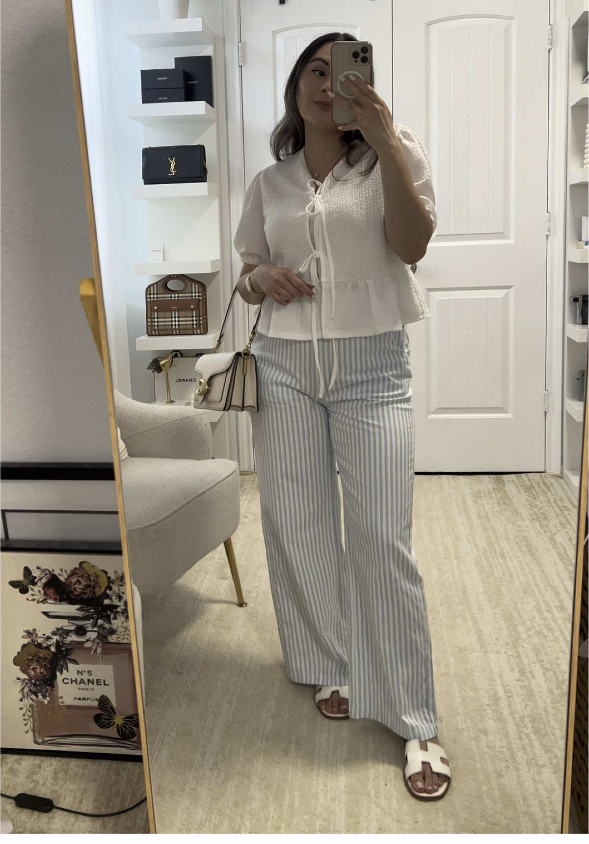 Look del día: Cómodo, relajado, pero con ese toque cute que no falla. 🐬💍🤍@Cider @Coach @SHEIN  #springoutfits #outfit #OOTD #classystyle #outfitideas #moda2025 #fyp #MinimalOutfit #fashioninspo #modafeminina #CasualChic #EffortlessStyle #FashionTrends 