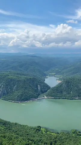 Explore Djerdap in 75 minutes 😍 (english below) 🚤 Tokom 75 minuta plovidbe gliserom kroz  Đerdapsku klisuru obilazimo 5 znamenitosti: 👉🏻Trajanova tabla – spomenik posvećen rimskom imperatoru Trajanu, uklesan u stenu iznad Dunava 👉🏻Skulptura Decebal – najveća kamena skulptura u Evropi, posvećena poslednjem kralju Dakije 👉🏻Mali i Veliki Kazan – najuža i najdublja tačka Dunava 👉🏻Balon stanice – signalne stanice Varnica i Pena, nekada deo rečne navigacije 👉🏻Manastir Mrakonija – pravoslavni manastir na levoj obali Dunava ⚓️ Broj putnika po turi je ograničen na 12 – rezervišite svoje mesto na vreme! 🚤 During the 75-minute speedboat cruise through the Đerdap Gorge, we visit five landmarks: 👉🏻Tabula Traiana – a monument dedicated to the Roman Emperor Trajan, carved into the rock above the Danube 👉🏻Decebalus Sculpture – the largest rock sculpture in Europe, honoring the last king of Dacia 👉🏻Mali and Veliki Kazan – the narrowest and deepest point of the Danube 👉🏻Balloon Stations – the former signal stations of Varnica and Pena, once part of river navigation 👉🏻Mraconia Monastery – a serene Orthodox monastery on the left bank of the Danube ⚓️ Only 12 passengers per tour – book your seat now!