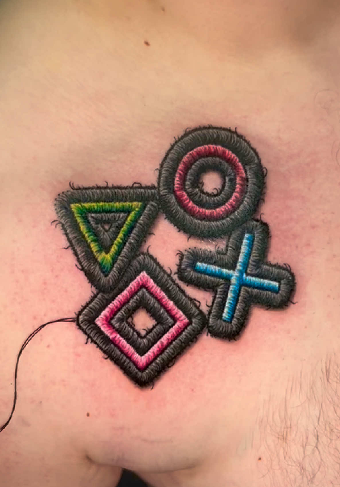 PLAYSTATION 🪡🧵🤪 Você teria coragem de costurar sua pele? 🤯 Would you have the courage to sew your skin? #tattoo #patchtattoo #embroiderytattoo #tatuagem #tatuaje #tattooart #tattooist #stickertattoo #playstation #game #gamers 